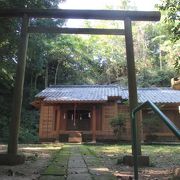 静かな山中の神社・石窯ガーデンテラスへの門は閉鎖されているので、浄妙寺の門まで迂回する必要