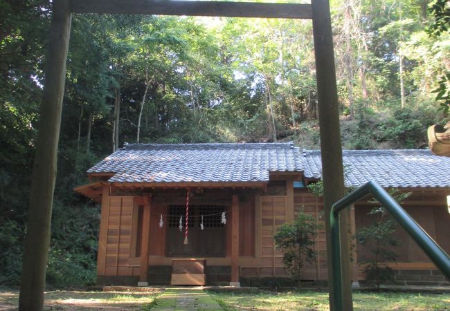 静かな山中の神社・石窯ガーデンテラスへの門は閉鎖されているので、浄妙寺の門まで迂回する必要