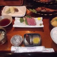 夕食です。煮魚が温かければさらに良かったです。