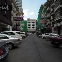 あの奥に見える建物です。駅のある通りから見た景色です。