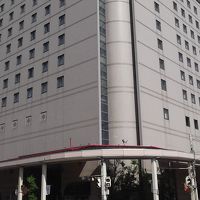 駅前通りの交差点にあるホテルです。