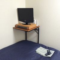 ベッドに寝っ転がって見るにはいい位置のテレビ