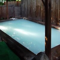 露天風呂・乳白色のお湯です。