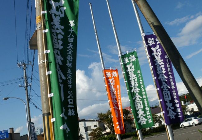 町のライブで唄が流れる