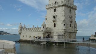 河岸に佇む白亜の塔