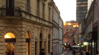 お店の多い賑やかな通り