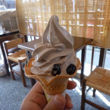 黒豆ソフトは豆が2粒付いてる。