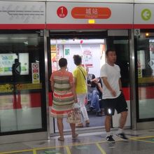 杭州駅（城駅）のプラットホーム。2重扉。