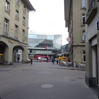 ホテルの前から見たベルン中央駅、左手の建物は５星のシュバイツ