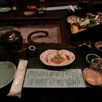 手前の紙はお品書きで、びっちり書き込まれています。