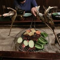 囲炉裏では焼き物が楽しめます。