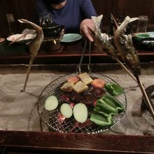 囲炉裏では焼き物が楽しめます。