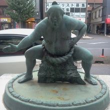 歴代名力士のキメポーズがカッコいい By みかりん 国技館通りの力士像のクチコミ フォートラベル