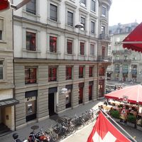 前の建物がシュバイツァーホフホテル。　ホテルの入り口は右下あ