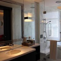 広くて開放的なバスルームです