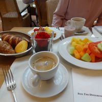 今朝の朝食、スイスのホテルはどこでも野菜が少ないので果物をた