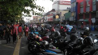 バイクの駐車が多い