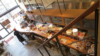 高架下にある子連れでも入りやすいおしゃれなカフェ