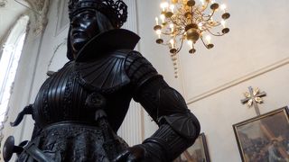 ブロンズ像が立ち並ぶちょっと変わった教会。