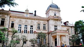 鹿鳴館の設計者コンドルの現在に残る建物のひとつ、都心にこんな大邸宅が残っていたとは。