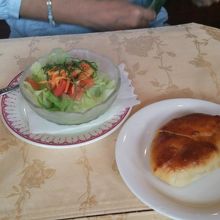 ピロシキはちょっとカレーの風味。トマトソース味も頼める。