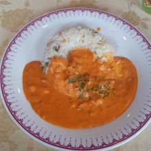 チキンストロガノフ、サラダ、ピロシキで1300だったかな。