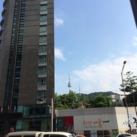 明洞への横断歩道の反対側から