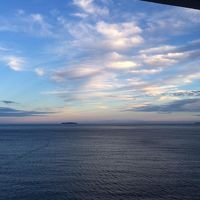 夕暮れ時の窓からの景色。