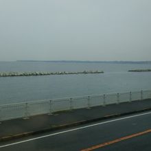 今日はどんよりとした曇り空。右手の陸は浦賀水道方面。