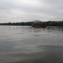 小舟から湖を望む