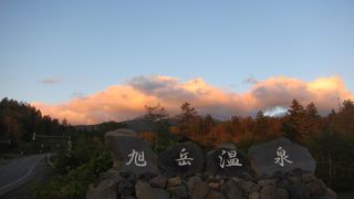 各ホテル、ロープウェイ駅からの距離や特典などに特徴。多くが日帰り温泉も可。