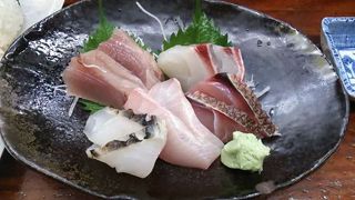 カウンターに座ると店員さんが話しかけてくれる