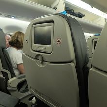 エコノミーでしたが、EMBRAER 190は個別スクリーン有