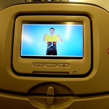 機内安全説明はビデオで。