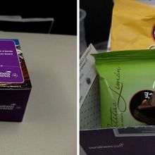 夕食時間帯のフライトなのに、機内食はお菓子の詰め合わせ。