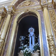 身廊の両脇に側廊がありまして、その、片方の側廊のマリア様