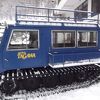 駐車場から雪上車で送迎していただきました