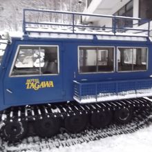 雪上車で送迎があります