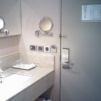 入口のドアのすぐ横に洗面台（ビックリしたが使用上問題なし）