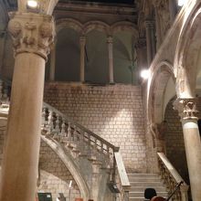 吹き抜けの総督邸内