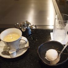 食後のコーヒーと白桃シャーベット