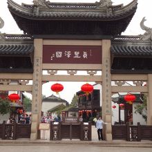 手前が入場券販売所。入場してすぐ左側にサービスセンタ−