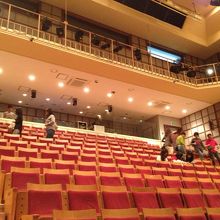 客席。私達は前から5列目の中央で、とても観やすかったです。