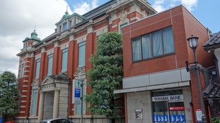 赤レンガの銀行。現役です。