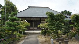 あまりに長い石段を登って