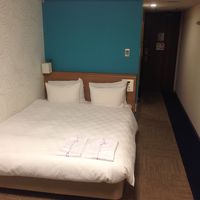 ダブルベッド。以外と広い部屋でした。