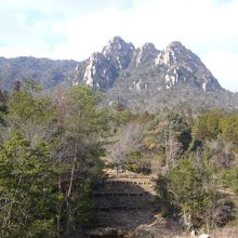 三倉岳を麓から仰ぐ