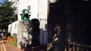 港中学校にある