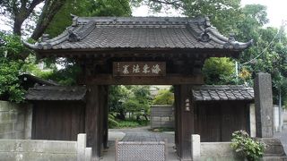 門から奥につながる参道は広い石畳