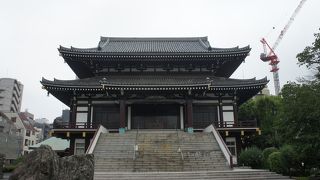 鉄筋コンクリートの大きな本堂が豪快です